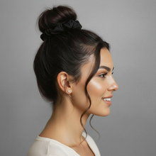 Load image into Gallery viewer, Image 03: Rio De Sol Hair Accessory Nero Scrunchie