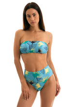 Load image into Gallery viewer, Model Front: Rio De Sol Top Top Flower Geometric Reto
